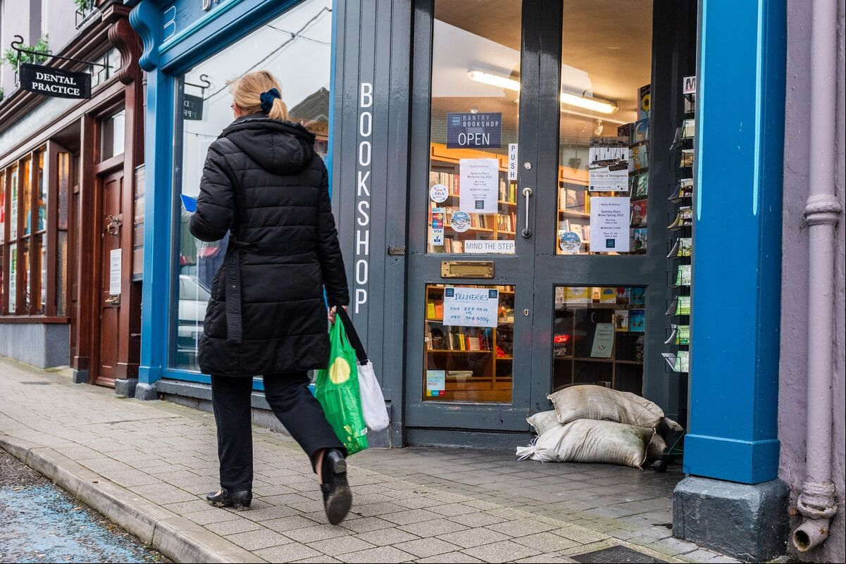 Many shopkeepers and residents have placed sandbags at their premises in Bantry this evening in preparation for Storm Eunice. Picture: Andy Gibson. Many shopkeepers and residents have placed sandbags at their premises in Bantry this evening in preparation for Storm Eunice. Picture: Andy Gibson.