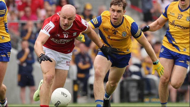 <p>Cork's Brian O'Driscoll attempts to snaffle possession from Roscommon defender David Murray in 2023. Picture: INPHO/Lorraine O’Sullivan</p>